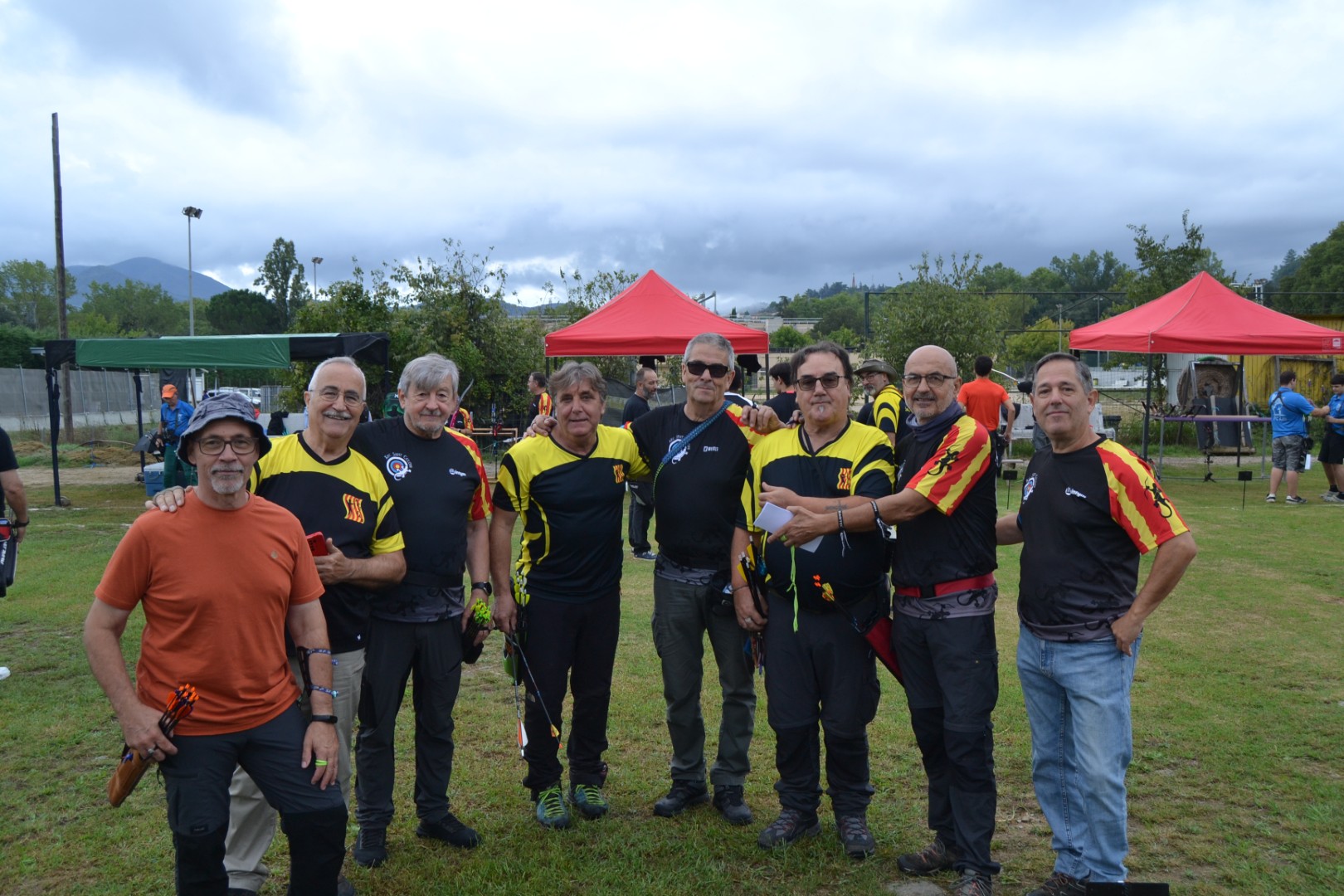 Grupo de arqueros posando tras finalizar la tirada.