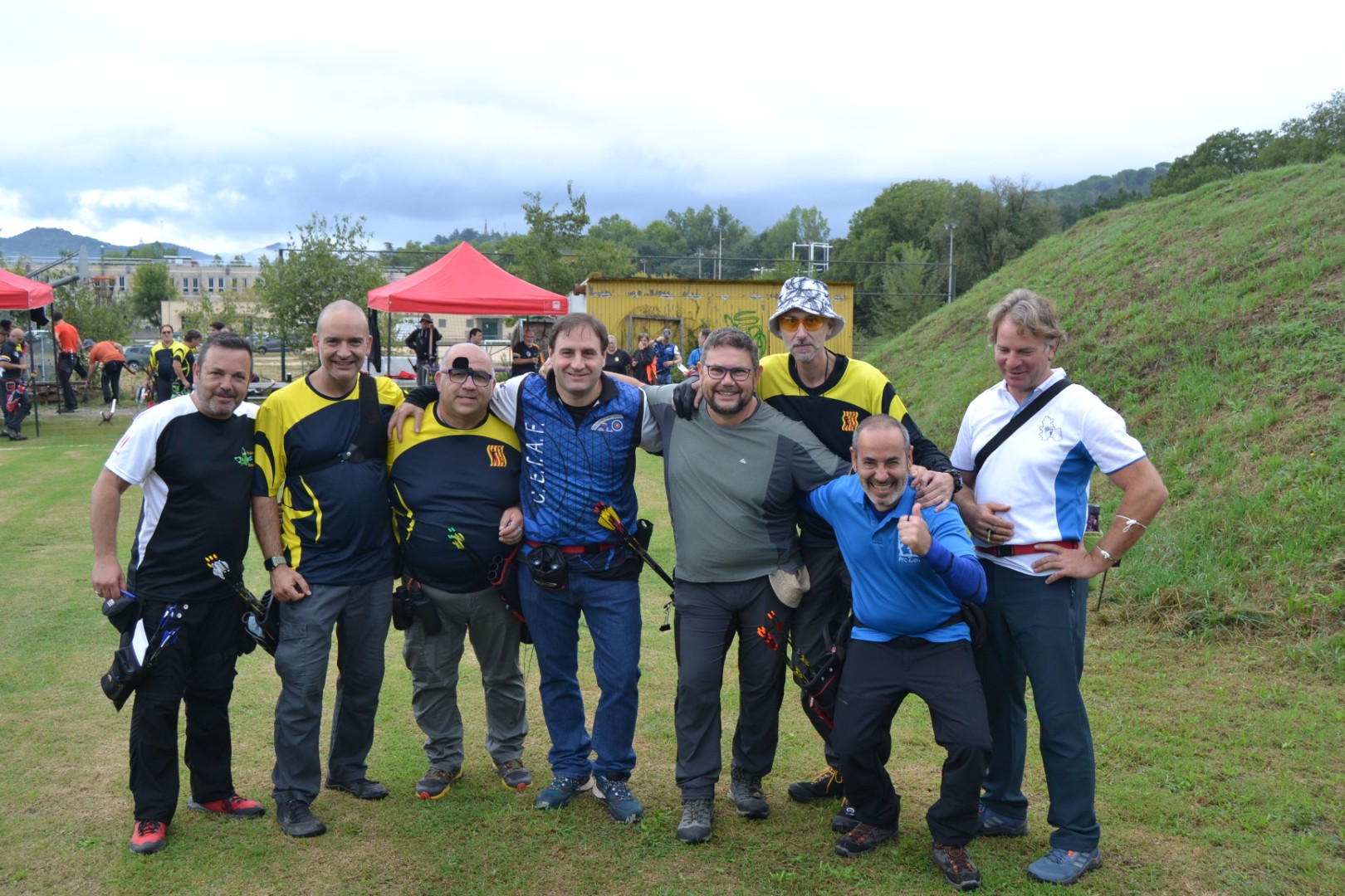 Grupo de arqueros posando de forma divertida.