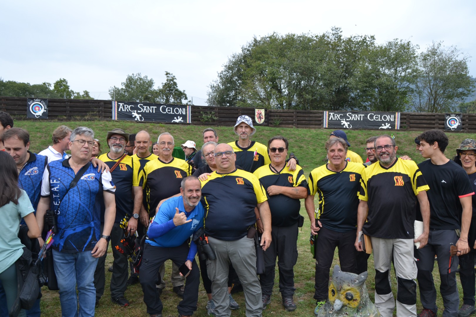 Grupo de arqueros contentos y posando al finalizar la tirada.