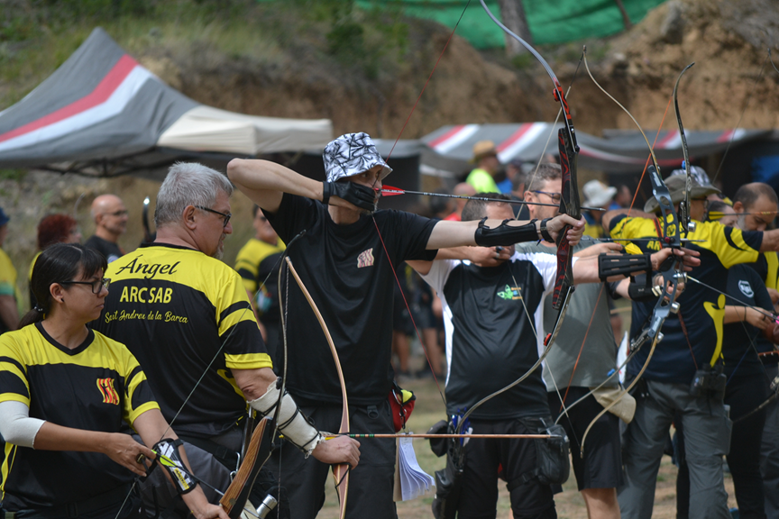 Tiradores con arco preparados para soltar la flecha en linea de tiro.