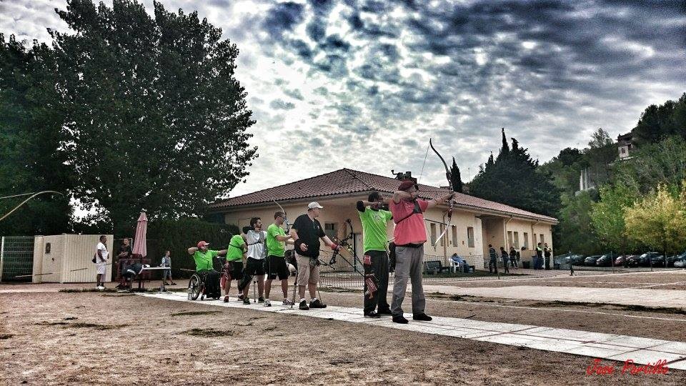 Imagen de los inicios del club, arqueros tirando, uno de ellos paralimpico.
