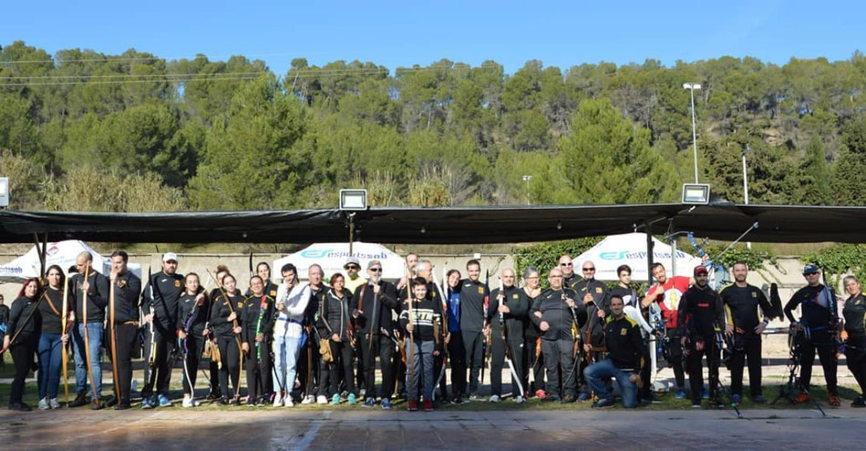 Grupo de arqueros de ARC SAB, imagen antigua donde aparecen muchos arqueros con distinto tipo de arco.